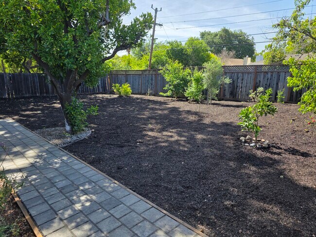 2785 Washington Ave in Redwood City, CA - Building Photo - Building Photo