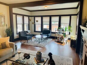 2517 W Gunnison St, Unit 3 in Chicago, IL - Foto de edificio - Building Photo