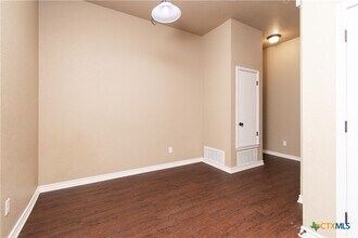 401 Sladecek Dr in Killeen, TX - Building Photo - Building Photo