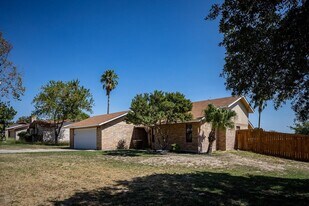 210 Warbonnet Trail in Del Rio, TX - Building Photo