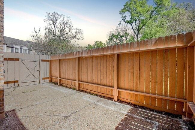 13240 Trail Hollow Dr