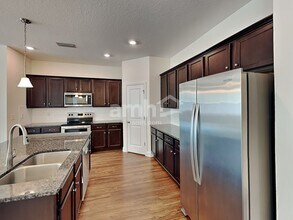 511 Pine Terrace Dr in Ruskin, FL - Foto de edificio - Building Photo