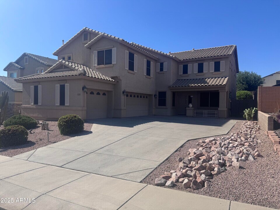 2234 W Peak View Rd in Phoenix, AZ - Foto de edificio