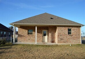 221 E Paris St in Palmer, TX - Building Photo
