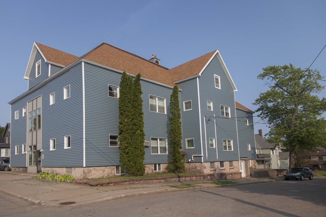 223 W Ridge St, Unit #4B in Ishpeming, MI - Building Photo