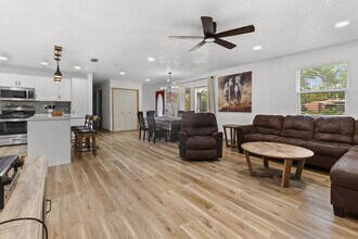 2725 NW 44th Pl in Gainesville, FL - Foto de edificio - Building Photo