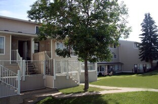 Clareview Court in Edmonton, AB - Building Photo