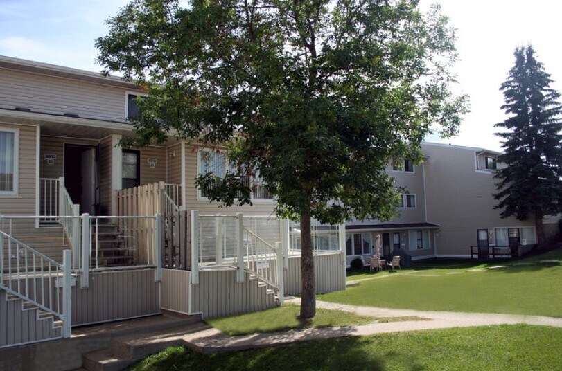 Clareview Court in Edmonton, AB - Building Photo