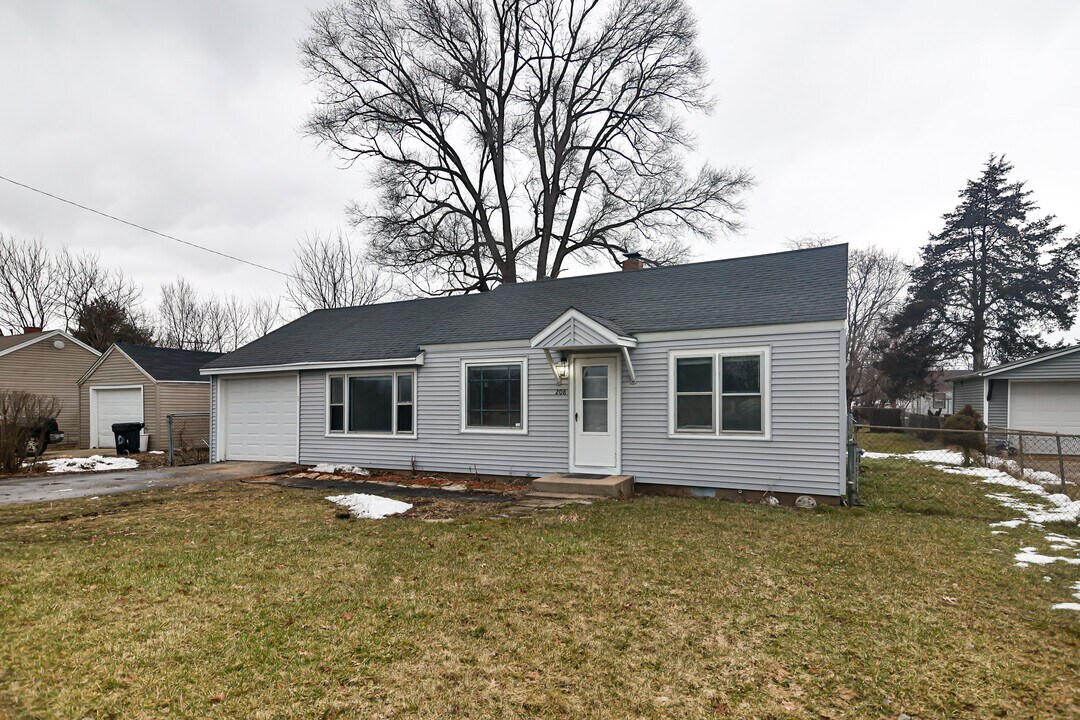 208 Harlem Rd in Machesney Park, IL - Building Photo
