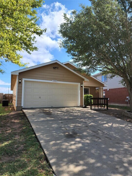 18016 Honey Locust Ln in Elgin, TX - Building Photo