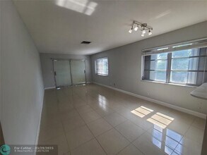 941 Crystal Lake Dr in Pompano Beach, FL - Building Photo - Building Photo