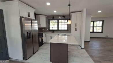 490 Village Green Ct SW in Lilburn, GA - Building Photo - Building Photo