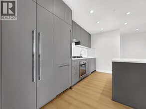 5380 Crooked Br Rd in Vancouver, BC - Building Photo - Building Photo