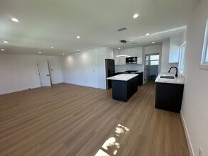6700 Noble Ave-Unit -6700 Noble Ave-6700 in Los Angeles, CA - Building Photo - Building Photo