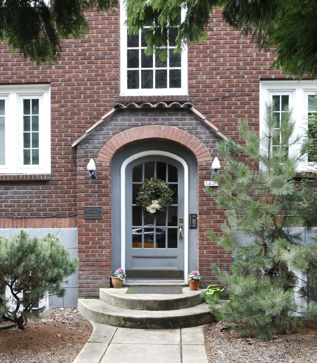 Della Court Apartments in Portland, OR - Foto de edificio - Building Photo