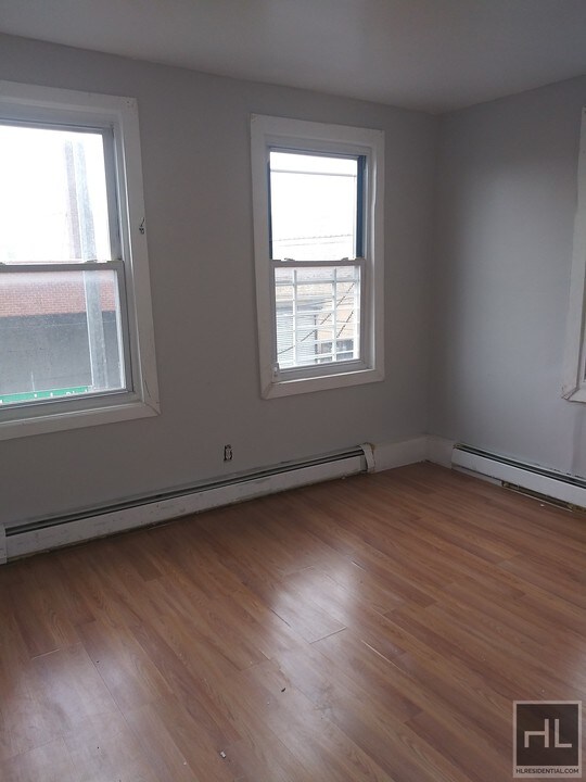 94-27 Merrick Blvd-Unit -4 BEEDROOMS in Queens, NY - Building Photo