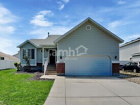 5806 S Stone Flower Way in Kearns, UT - Building Photo