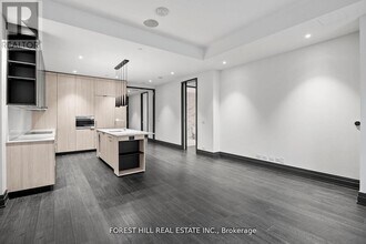 2 Avenue Rd in Toronto, ON - Building Photo - Building Photo