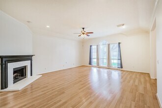 18422 Cobblestone Dr in Cypress, TX - Foto de edificio - Building Photo