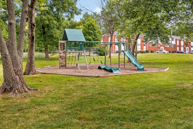 Greenway Apartments in Indianapolis, IN - Foto de edificio - Building Photo