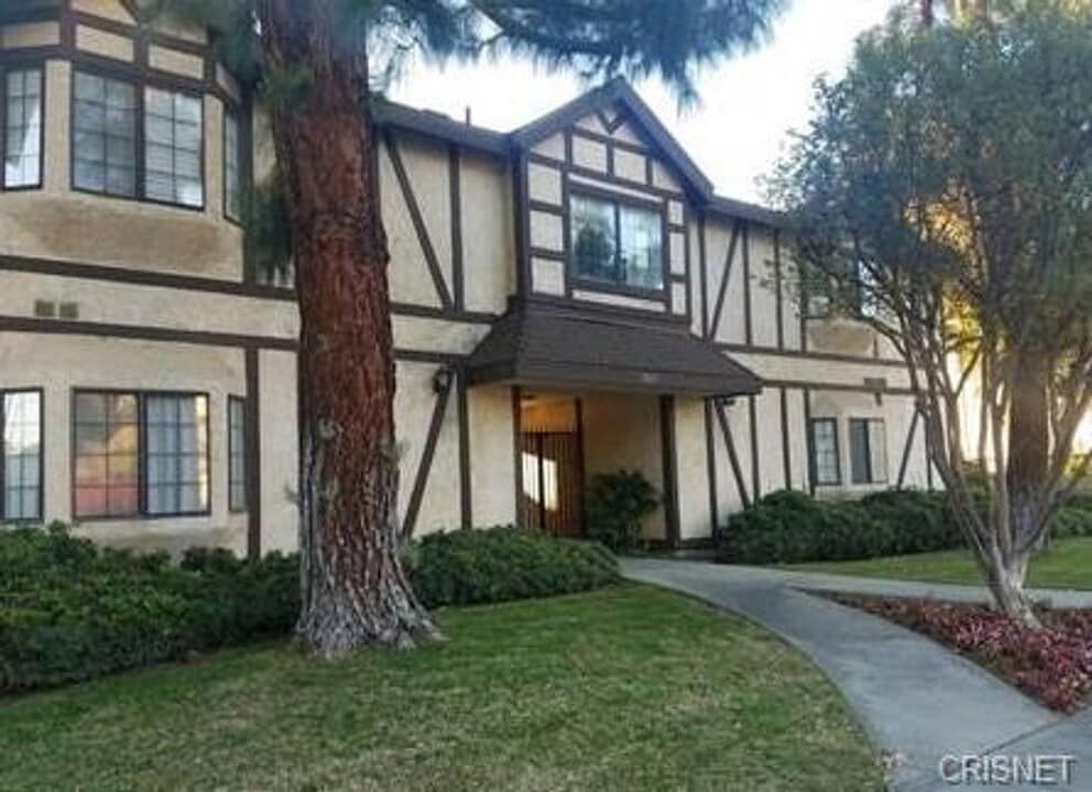 7125 Shoup Ave in Los Angeles, CA - Building Photo