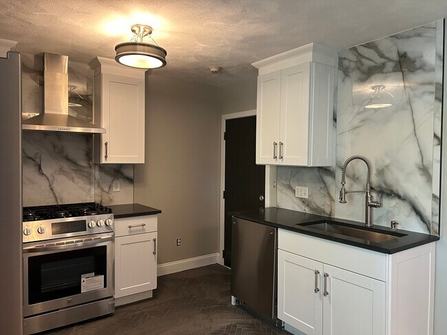 18 Ashcroft St in Dedham, MA - Building Photo - Building Photo