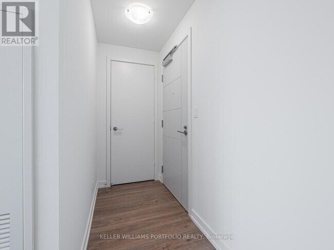 203 College St in Toronto, ON - Building Photo - Building Photo