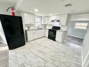 63 Gentian St in Browns Mills, NJ - Foto de edificio - Building Photo