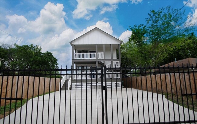 property at 819 E 40th St