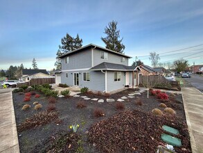 241 S Park St in Carlton, OR - Building Photo - Building Photo