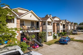 Oakwood Glen Condominiums in Spring, TX - Building Photo - Building Photo