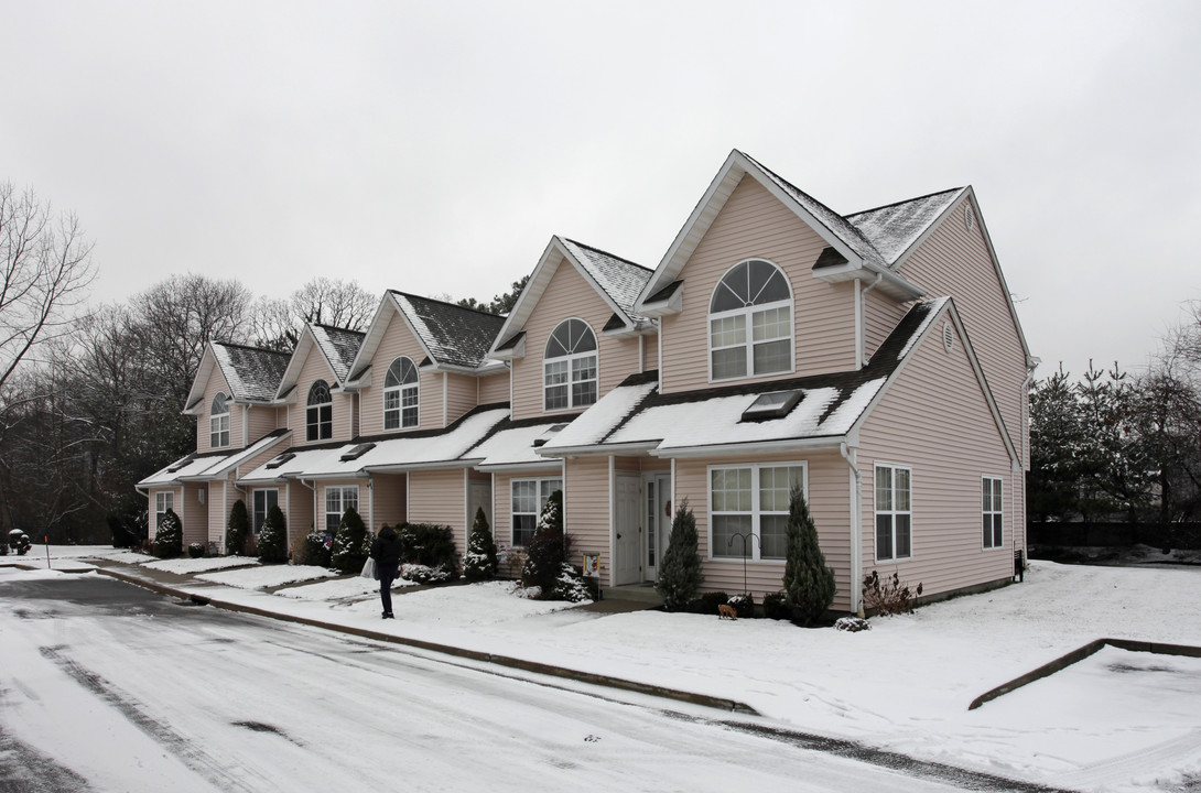 1-5 Sunridge Ln in Islip, NY - Foto de edificio