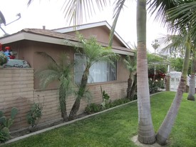 828 S Philadelphia St in Anaheim, CA - Building Photo