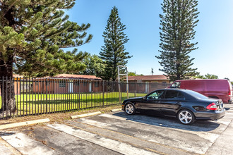 1145-1155 Sharazad Blvd in Opa Locka, FL - Foto de edificio - Building Photo