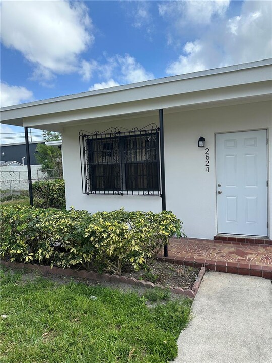 2624 NW 24th St in Miami, FL - Foto de edificio
