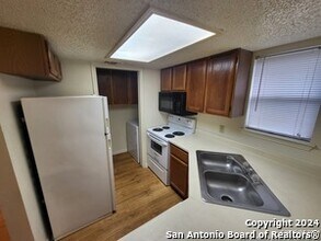 6350 Cambridge Dr in San Antonio, TX - Foto de edificio - Building Photo