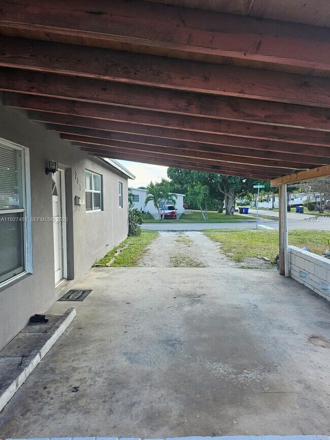 701 N 70th Ave in Hollywood, FL - Building Photo - Building Photo