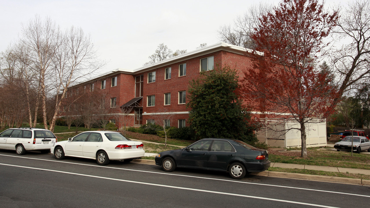 Walter Reed Apartments in Arlington, VA - Building Photo