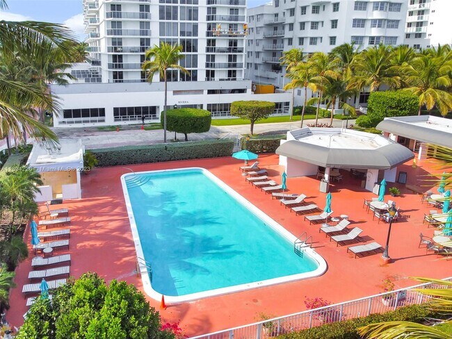 2401 Collins Ave, Unit 904 in Miami Beach, FL - Building Photo - Building Photo