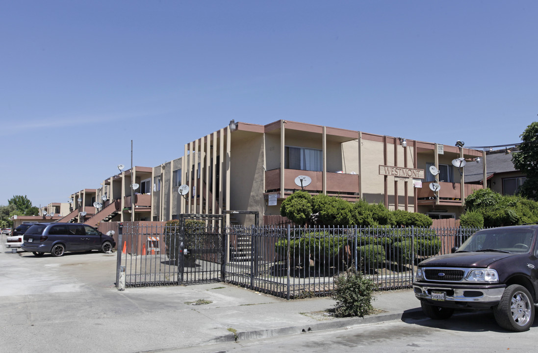 Westmont Apartments in San Leandro, CA - Building Photo