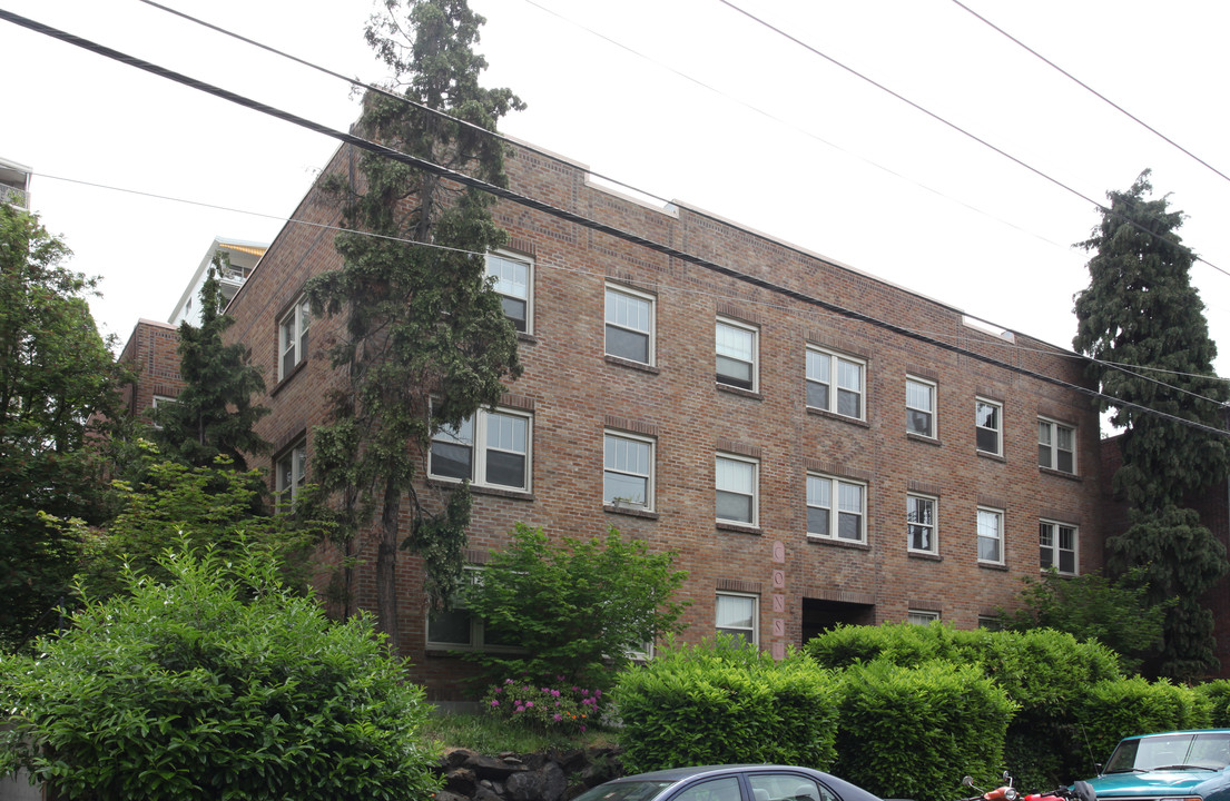 Consul Apartments in Seattle, WA - Building Photo