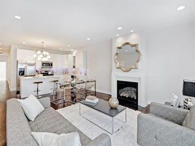 3438 N Milwaukee Ave in Chicago, IL - Building Photo - Building Photo