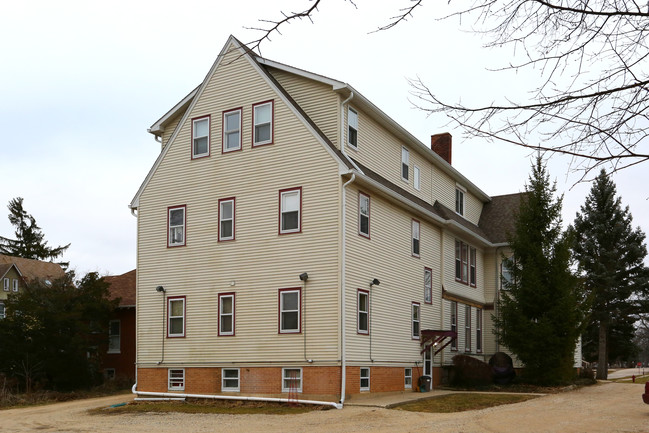 330 W Judd St in Woodstock, IL - Foto de edificio - Building Photo