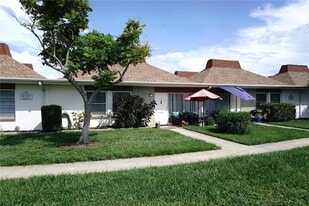 4337 Tahitian Gardens Cir, Unit F in Holiday, FL - Building Photo