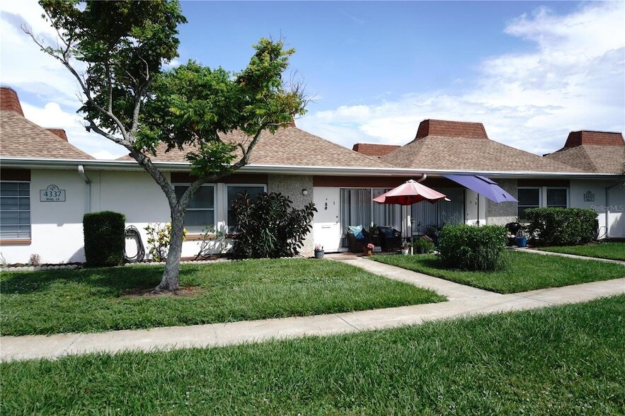 4337 Tahitian Gardens Cir, Unit F in Holiday, FL - Building Photo