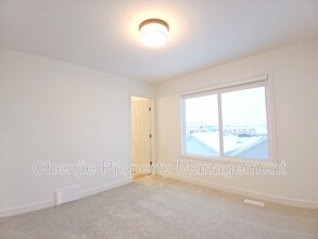 6351 King Wynd SW in Edmonton, AB - Building Photo - Building Photo