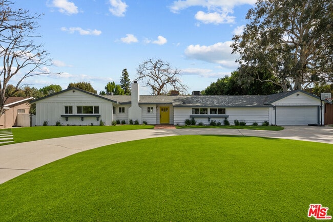 5656 Penfield Ave in Los Angeles, CA - Foto de edificio - Building Photo