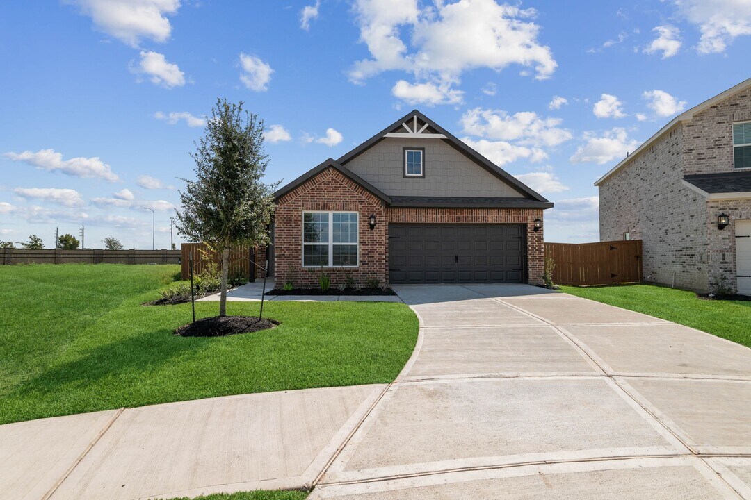 1023 Whispering Winds Dr in Beasley, TX - Building Photo