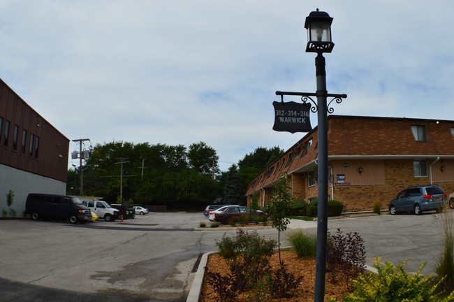 Warwick Apartments in Westmont, IL - Foto de edificio - Building Photo