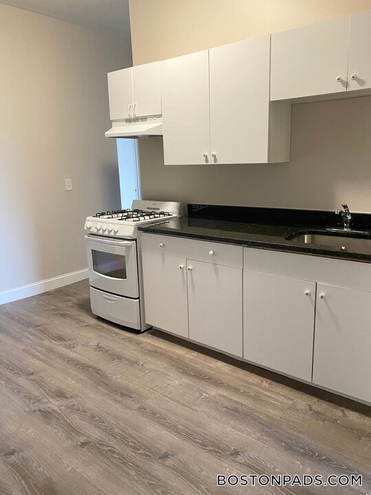 663 Middle St in Fall River, MA - Building Photo